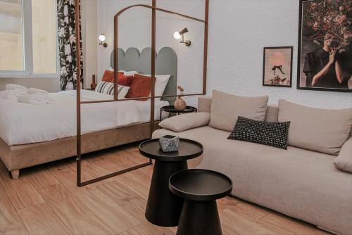 イラクリオン・タウンにあるTerrazzo City Aptsのソファとベッドのあるリビングルーム