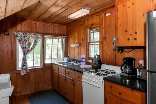 Köök või kööginurk majutusasutuses Tranquil Cabin on a Lake with Private Porch near Lebanon, New Hampshire