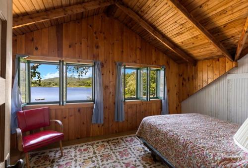 Voodi või voodid majutusasutuse Tranquil Cabin on a Lake with Private Porch near Lebanon, New Hampshire toas