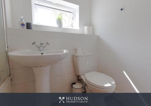 Ένα μπάνιο στο Stylish 2-Bed Maisonette