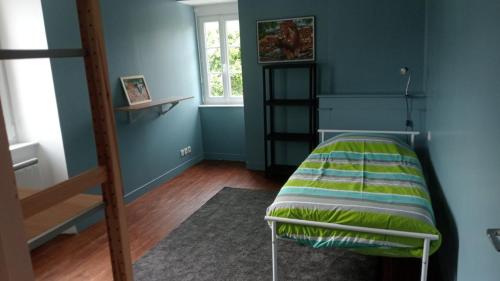 une chambre avec un lit superposé et une fenêtre dans l'établissement Corp de ferme, à Villy-Bocage