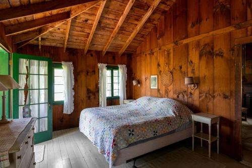 Voodi või voodid majutusasutuse Six Person Cabin Rental on a Lake in the Upper Valley of New Hampshire toas