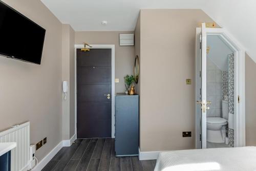 Ένα μπάνιο στο Modern Studio in Excellent Location 8