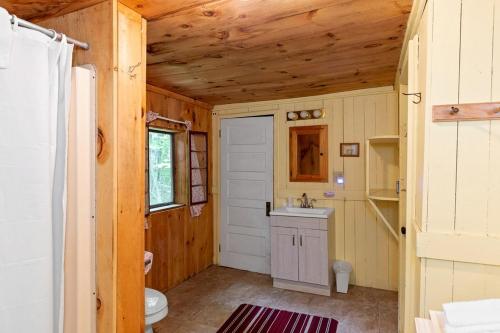 Ένα μπάνιο στο Rustic Cabin in the Woods with Fireplace Ideal for Families near Hanover, New Hampshire