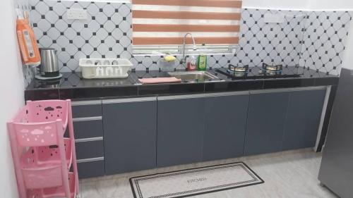 Η κουζίνα ή μικρή κουζίνα στο Homestay Teratak Kasih Sapri & Mazila
