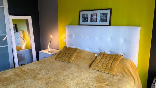 une chambre avec un grand lit avec deux oreillers dans l'établissement Chambre MELUSINE, à Néant-sur-Yvel