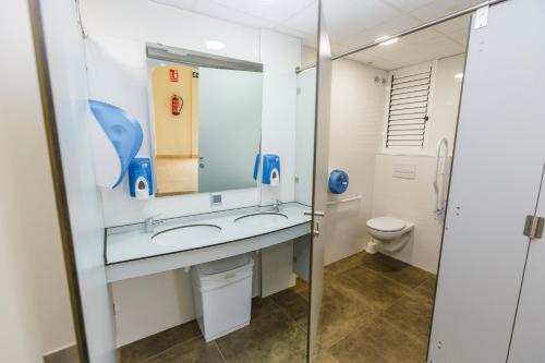 Bilik mandi di Albergue Arribada