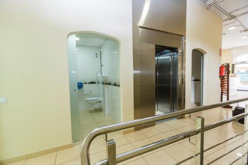 łazienka z toaletą w budynku w obiekcie Albergue Arribada w mieście Muxia