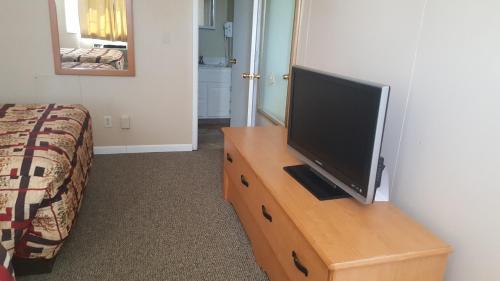 Μια τηλεόραση ή/και κέντρο ψυχαγωγίας στο Knights Inn and Suites - Grand Forks