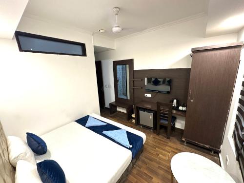 Μια τηλεόραση ή/και κέντρο ψυχαγωγίας στο Hotel La Vista - Brahman Bhawan, Karol Bagh