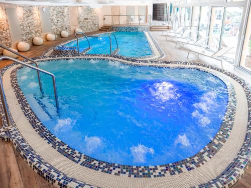 Kolam renang di atau dekat dengan Hôtel & Spa Vitalparc, The Originals Collection