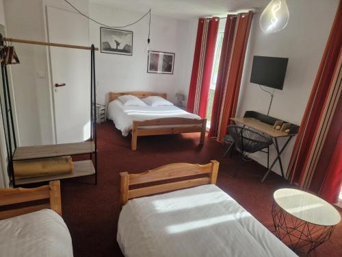 Katil atau katil-katil dalam bilik di Agape Hotel Niort- Bessines