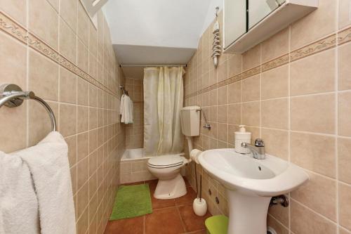 un bagno con un water e un lavandino di Casa Acolhedora a Lagos