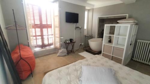 Cette chambre comprend un lit et une salle de bains pourvue d'une baignoire. dans l'établissement Chambre Sérénité au Col de l'Ange Draguignan, à Draguignan