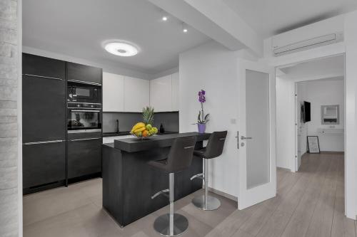 Luxury Sea View Apartment Sunrise with Free Parking