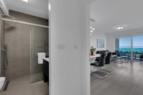 Luxury Sea View Apartment Sunrise with Free Parking