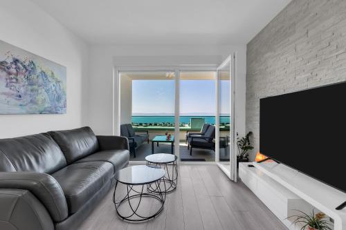 Luxury Sea View Apartment Sunrise with Free Parking