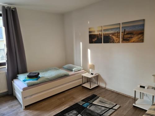 a small bedroom with a bed and a window at Übernachten im Herzen des Ruhrpotts in Bochum
