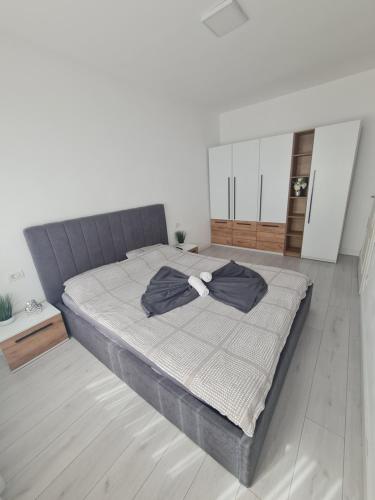 Un dormitorio con una cama grande con dos camisas encima. en Glamour, en Oradea