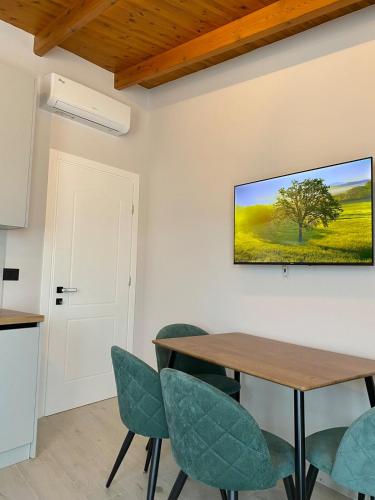 a dining room with a table and green chairs at EB apartment 3 in (( Metoq ))