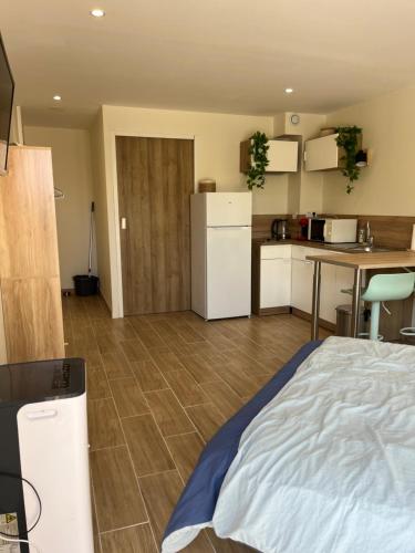 Cette chambre dispose d'une cuisine et d'un lit. dans l'établissement Studio 2 pers, Résidence Le Pharo, Piscine, Clim, au Cap d'Agde
