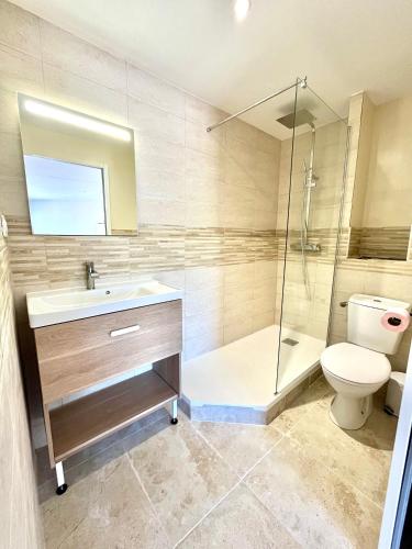 une salle de bain avec une douche, un lavabo et des toilettes dans l'établissement Studio 2 pers, Résidence Le Pharo, Piscine, Clim, au Cap d'Agde