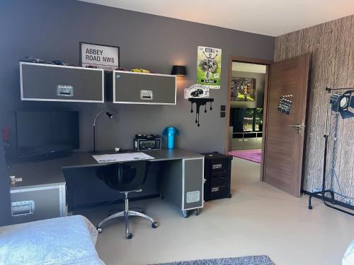 a room with a desk and a bed and a room with a door at Chambres Deluxe dans Villa Les Hauts d'Orfeuille à Beaumont les Valence & Monteleger in Beaumont-lès-Valence
