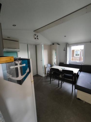 Photo de la galerie de l'établissement Mobile Home Clim Camping 5 Le Marisol 7 Pers, à Torreilles