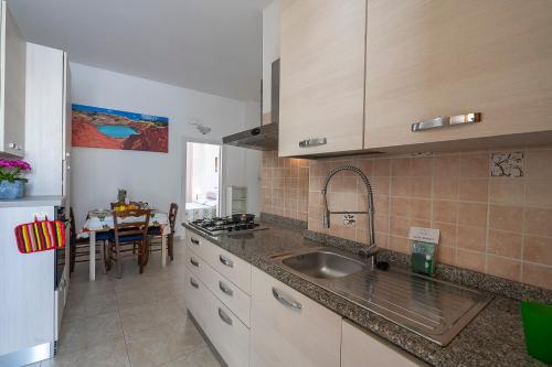una cocina con fregadero y encimera en Le Torri Sul Mare, en Otranto