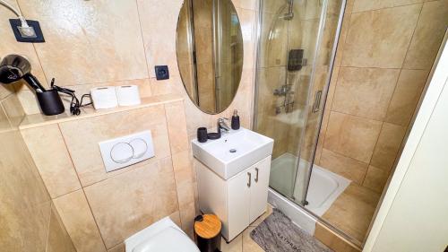 Un baño de Qumi Apartments