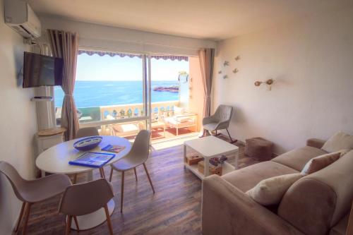 un salon avec un canapé et une table dans l'établissement Appartement vue mer plage à pied, à Saint-Raphaël