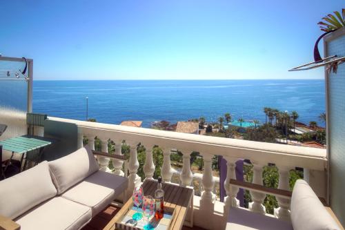 d'un balcon avec un canapé et une vue sur l'océan. dans l'établissement Appartement vue mer plage à pied, à Saint-Raphaël