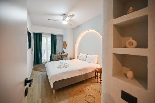 una camera da letto con un letto con due scarpe sopra di Sun & Fun Apartment Infinity Pool Spa Resort a Mamaia