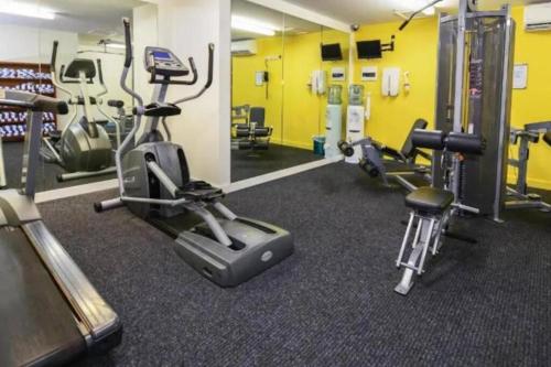 Fitness centrum a/nebo fitness zařízení v ubytování Mantra Pandanas Apartment- King Bed & Kitchen