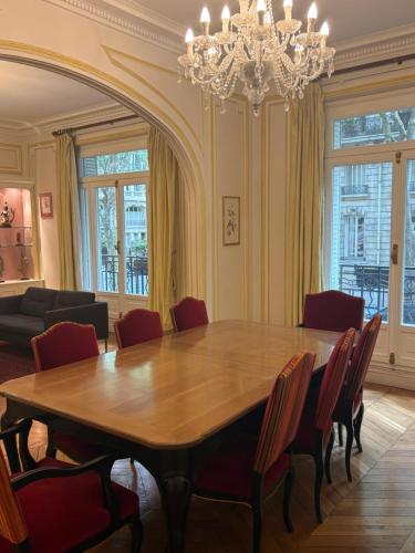 une salle à manger avec une grande table et des chaises en bois dans l'établissement 3 bedroom Eiffel Tower Apartment, à Paris
