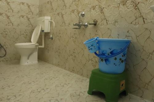 baño con aseo y cubo en Posh Hotel-Best Business Hotel in Gulbarga, en Gulbarga