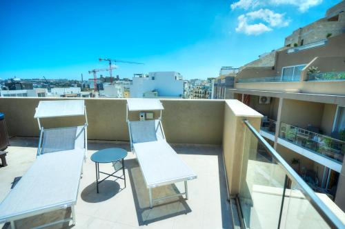 Balkón nebo terasa v ubytování Luxury penthouse with jacuzzi on sun terrace APIC1-2