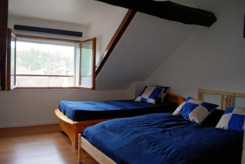 two beds in a room with a window at Freedomus Marne-La-Vallée "Crécy" in Crécy-la-Chapelle