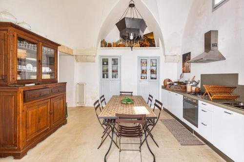 a kitchen with a table and chairs in it at Villa Emma by BarbarHouse in Spongano