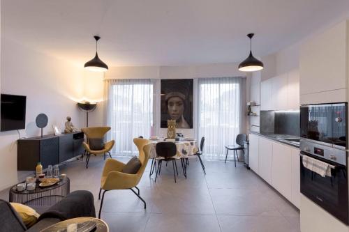 une cuisine et un salon avec une table et des chaises dans l'établissement YELLOW DUBOY D'ANGERS 2 Bedrooms, à Cannes