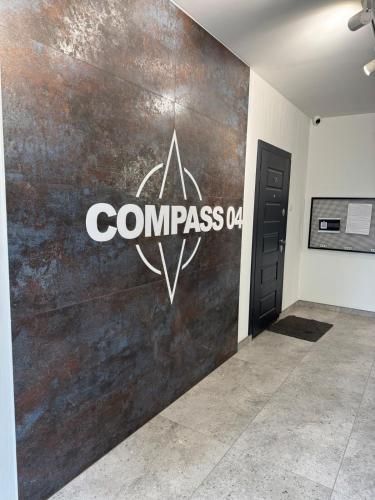Certificado, premio, señal o documento que está expuesto en Compass