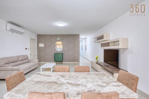 Zona de estar de Rooftop Pool Sensations Apartments all with WIFI and AC by 360 Estates