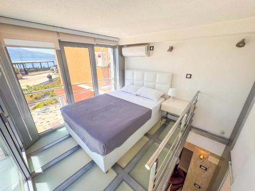 ティヴァトにあるQumi Apartmentsの小さなベッドルーム(ベッド1台、バルコニー付)