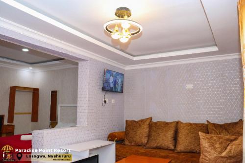 TV a/nebo společenská místnost v ubytování Paradise Point Resort Nyahururu