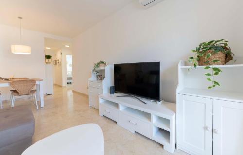 Μια τηλεόραση ή/και κέντρο ψυχαγωγίας στο Luma Ocean View Balcony
