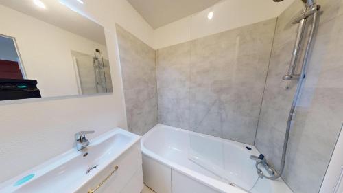 une salle de bain avec une douche, un lavabo et une baignoire dans l'établissement F4 - Rue Jean Le Brozec, au Havre