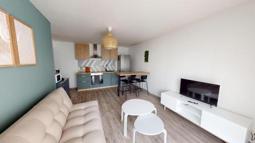 un salon avec un canapé et une table dans l'établissement F4 - Rue Jean Le Brozec, au Havre