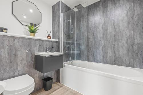 Ένα μπάνιο στο The Vintara Suite - Central - 2Bed - Cozy Stay