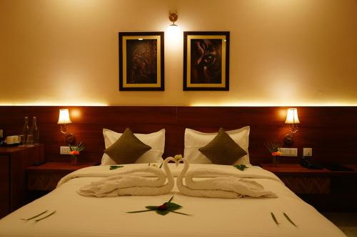 a bedroom with a bed with two swans on it at Sundervan Vilas Ranthambore in Khilchipur
