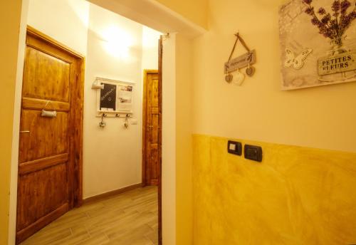 a room with a wooden door and a hallway at Affittacamere le Querce in Montefano
